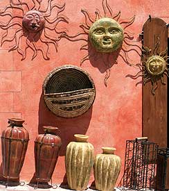parete rossa con sole e vasi